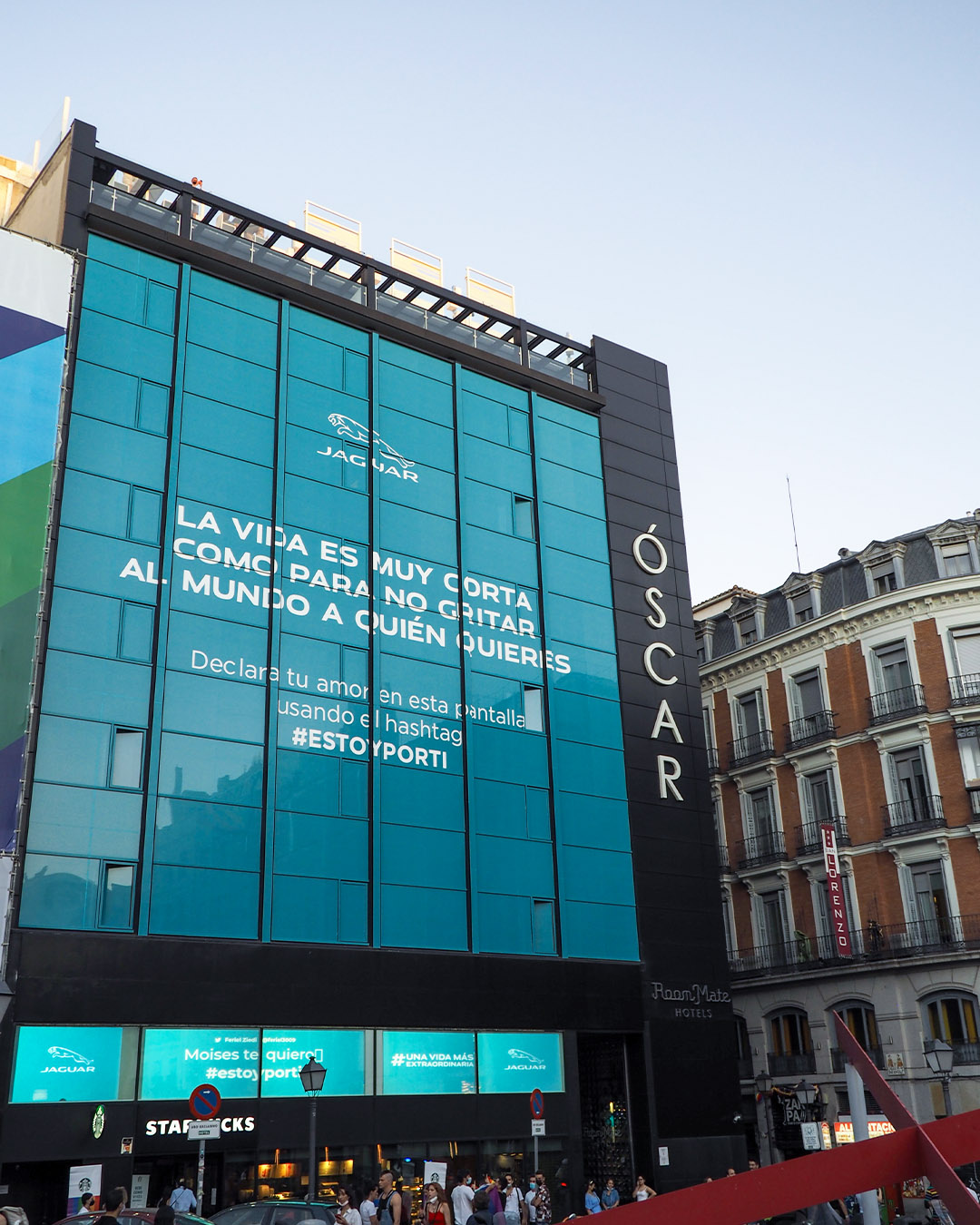 LA VIDA ES MUY CORTA: GRITA AL MUNDO A QUIÉN QUIERES CON JAGUAR Y ROOM MATE OSCAR